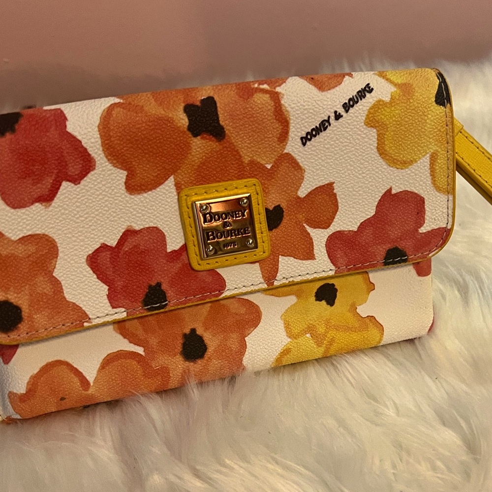 Ready for Your Next Concert!  D & B Wristlet! 🌺